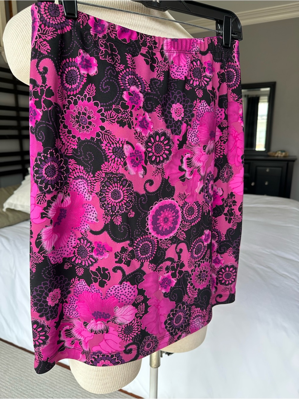 Casual Corner Pink and Black Floral Skirt, size medium - Picture 3 of 9